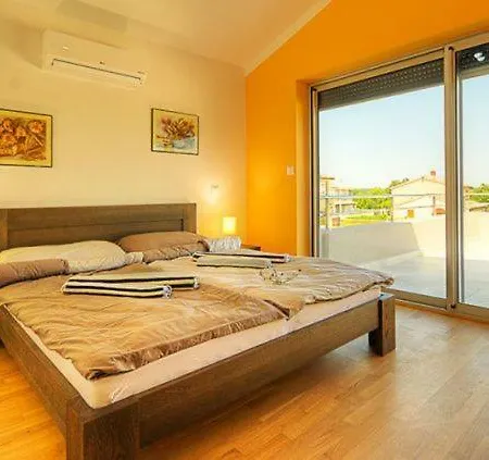 Kujici Sleeps 10 Pool Air Con